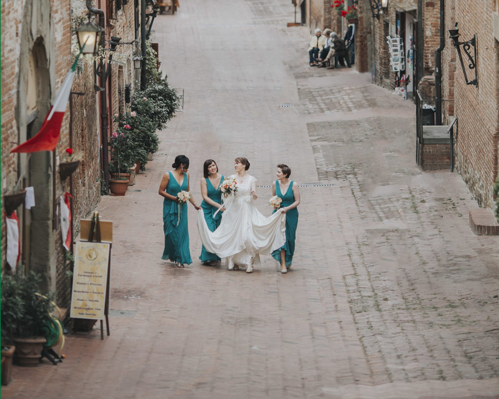 bride and bridemaids in pienza
